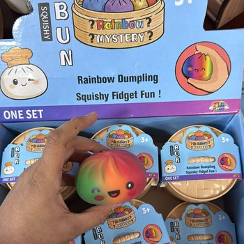 RAGE - RAINBOW Squishy Bun Dumplings VELIKI (8.5 x 8.5 x 4.8 Cm) - Viralna Igračka 2026 (12 kom.)