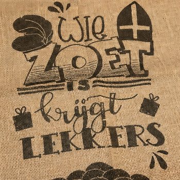 VELIKA JUTENA VREĆA ZA SVETOG NIKOLU - TEKST: WIE ZOET IS KRIJGT LEKKERS - Cca 60 x 100 cm (1 kom)