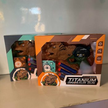 Dinosaur pi&scaron;tolj sa strijelama i metom - Poklon kutija (Set od 2)